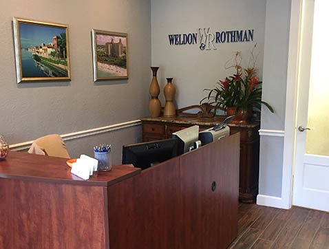 photo of a receptionists booth in the weldon rothman office